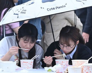 Người Hàn ăn phở trong mưa nhẹ ở lễ hội Vietnam Phở Festival