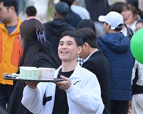 Khách đến Vietnam Phở Festival tại Seoul tăng vọt, các gian hàng gấp rút bổ sung nguyên liệu