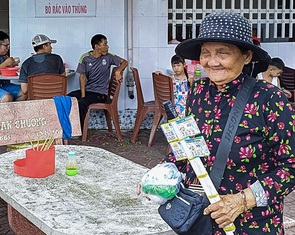 Người bán vé số dạo mòn mỏi chờ... quyền lợi
