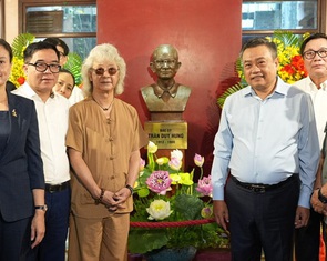 Chủ tịch Trần Sỹ Thanh dâng hương tưởng niệm chủ tịch đầu tiên của Hà Nội Trần Duy Hưng
