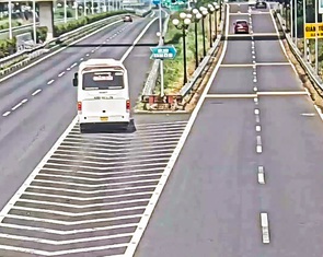 Tài xế xe khách đi lùi trên cao tốc TP.HCM - Long Thành - Dầu Giây bị lập biên bản