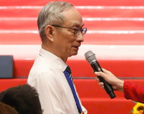 Thầy Khang nhận nuôi 22 cháu bé ở Làng Nủ: 'Mong sống được thêm chút để nhìn các con trưởng thành'