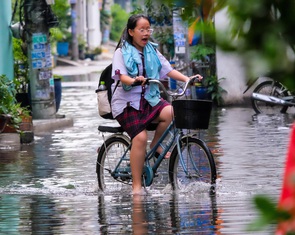 Hẻm ở quận Bình Tân lại ngập tới đầu gối, học sinh lội nước thối tan trường