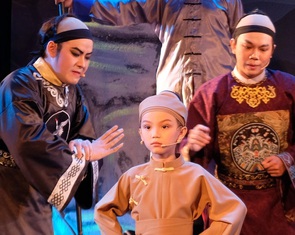 Cô bé 7 tuổi làm Lê Duy Thuyên trong vở cải lương Lưu vong - Khí tiết một trung thần