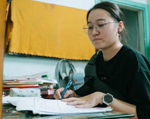 9 tháng 3 lần đeo tang, nữ sinh đi làm nuôi 2 em, vẫn đậu Đại học Ngân hàng TP.HCM