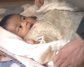 Thị trấn Nhật Bản chào đón em bé đầu tiên sau nửa thế kỷ 'như chào một tia nắng'