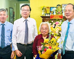 Phó bí thư thường trực Thành ủy TP.HCM thăm các nhà giáo tiêu biểu