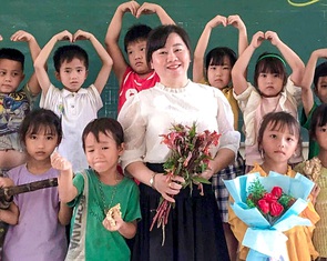 Cô giáo dặn tặng quà 20-11 gì cũng nhận, học trò tưng bừng mang mía, ớt, gừng, hoa dại đến lớp