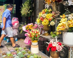 Thị trường hoa 20-11: Hoa tươi trầm lắng, hoa giả sôi động