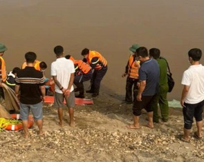 Đã tìm thấy 5 thi thể học sinh đuối nước ở bãi sông Hồng