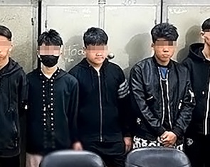 Bắt nhóm 'quái xế' cầm tuýp sắt gắn dao, phóng xe hò hét trên phố Hà Nội