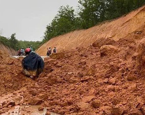 Đất sạt lở đổ xuống lấp kín đường ở huyện miền núi Bình Định