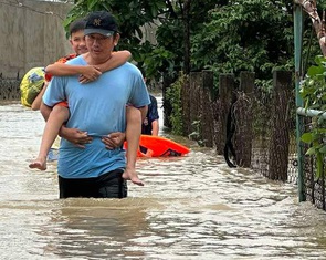 Lũ trên sông Trà Câu lên nhanh, người dân hối hả chạy lũ