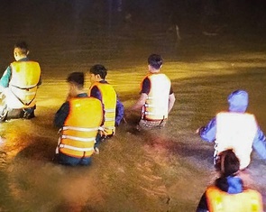 Chạy xe máy qua điểm ngập, người đàn ông bị nước lũ cuốn trôi