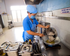 Con tôi có thực sự được ăn uống đầy đủ và an toàn trong bữa ăn bán trú?