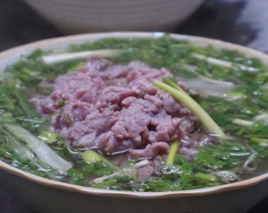 Trong gió lạnh tê tái, tô phở ngon như 'một điều xa xỉ với trẻ vùng cao'