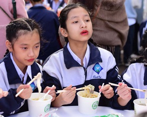 Ngày của phở mang 'Phở yêu thương' đến với Làng Nủ