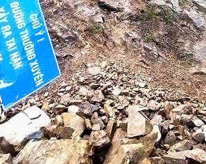 Mưa lớn kéo dài, đất đá sạt lở xuống đường ở Nha Trang