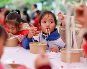 Ngày của phở 12-12: Cả trăm người ăn phở nóng ấm giữa mùa đông vùng cao