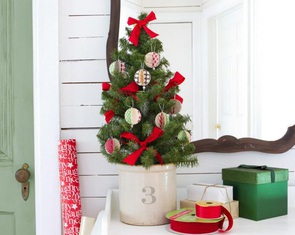 10 ý tưởng dễ dàng để trang trí cây thông Noel để bàn