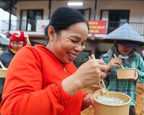 Phở đến với Làng Nủ: Ăn tô phở, bà con thấy ấm áp