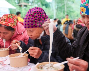 Bao người Làng Nủ lần đầu ăn phở