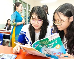 'Mổ xẻ' sách giáo khoa xã hội hóa