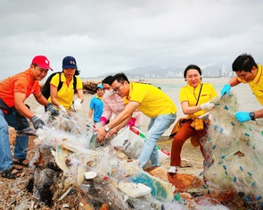Tham gia giải chạy đêm dọn rác trên bãi biển Nha Trang, lan tỏa tình yêu biển đảo