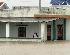 Mưa lớn gây ngập hơn 100 căn nhà, sạt lở tuyến đường ven biển Ninh Thuận