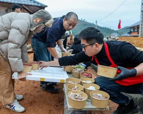 Chú ơi, thế sang năm chú có quay lại đây nấu phở tiếp không?