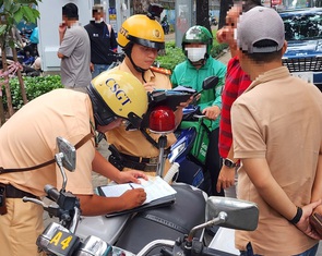 Cảnh sát giao thông xử lý nhiều ô tô dừng sai quy định trước Bệnh viện Từ Dũ
