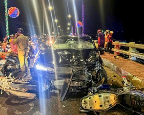 Người đàn ông say xỉn, lái ô tô sai phần đường, tông nhiều xe máy trên cầu ở La Gi