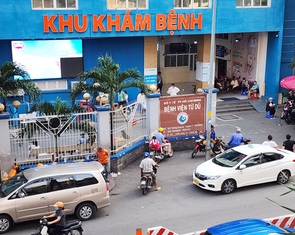 Ô tô thản nhiên dừng, đậu dưới lòng đường quanh bệnh viện ở TP.HCM còn tài xế 'mất tích'