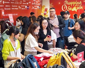 Khuyến mãi đến 80%, người dân TP.HCM kéo đi 'săn' nước hoa, giày dép... hàng hiệu ngay sau khai mạc