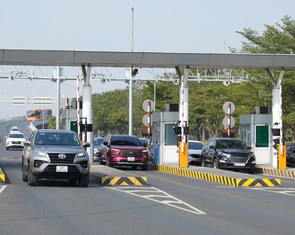 Sân bay Nội Bài thu phí không dừng toàn bộ các làn của trạm thu phí