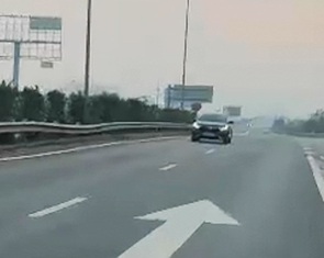 'Soi' camera giám sát đường cao tốc, cảnh sát phát hiện tài xế ô tô đi ngược chiều