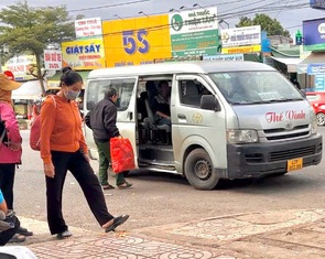 'Xe dù, bến cóc': Vừa bị phạt vẫn chạy đón khách 'tán loạn' giữa phố