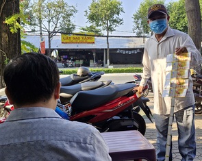 Hàng quán miền Tây cấm người bán vé số: Có nên làm vậy không?