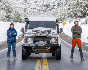 Sống trong Land Rover Defender: Không giường, không nhà tắm nhưng... tiết kiệm tiền thuê nhà