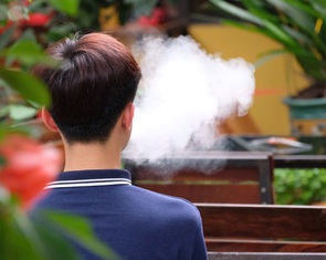 Cấm thuốc lá điện tử từ 2025: Phạt cả người bán và người dùng?