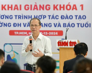 Lần đầu tiên 400 sinh viên Trường đại học Văn Lang học tại tòa soạn báo Tuổi Trẻ