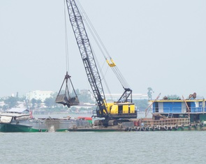 Yêu cầu các nhà thầu cao tốc chấn chỉnh vi phạm khai thác cát