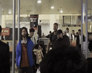 Imagine Dragons vừa đến sân bay Nội Bài, hát ở Hà Nội trước khi vào TP.HCM