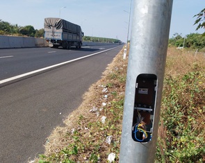 Nhức nhối nạn mất trộm thiết bị điện, mở rào vào cao tốc Phan Thiết - Dầu Giây