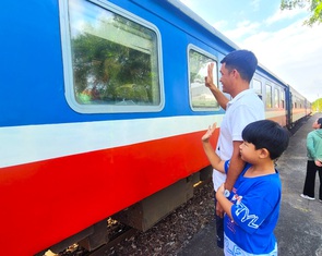 Bịn rịn ở ga tàu, Tết dài nhưng vẫn muốn 'dài thêm nữa'