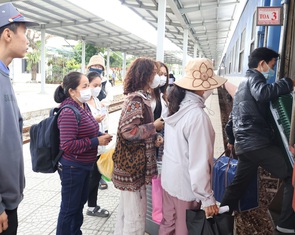 Hối hả lên tàu vào Nam sau những ngày ăn Tết ở quê nhà