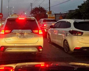 Dồn dập đổ vào Nam sau Tết, hàng ngàn xe nhích từng chút đoạn qua Quảng Bình