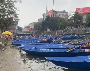 Khai hội chùa Hương thưa vắng khách, lái đò xếp hàng chờ