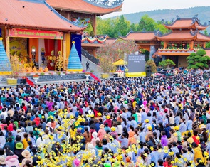 Biển người quây kín sân chùa Ba Vàng ngày mùng 8 Tết