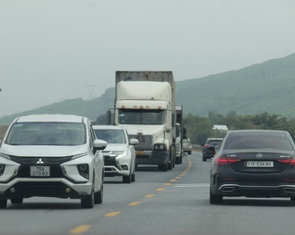 Xe 'rồng rắn' nối đuôi đi chầm chậm trên cao tốc miền Trung